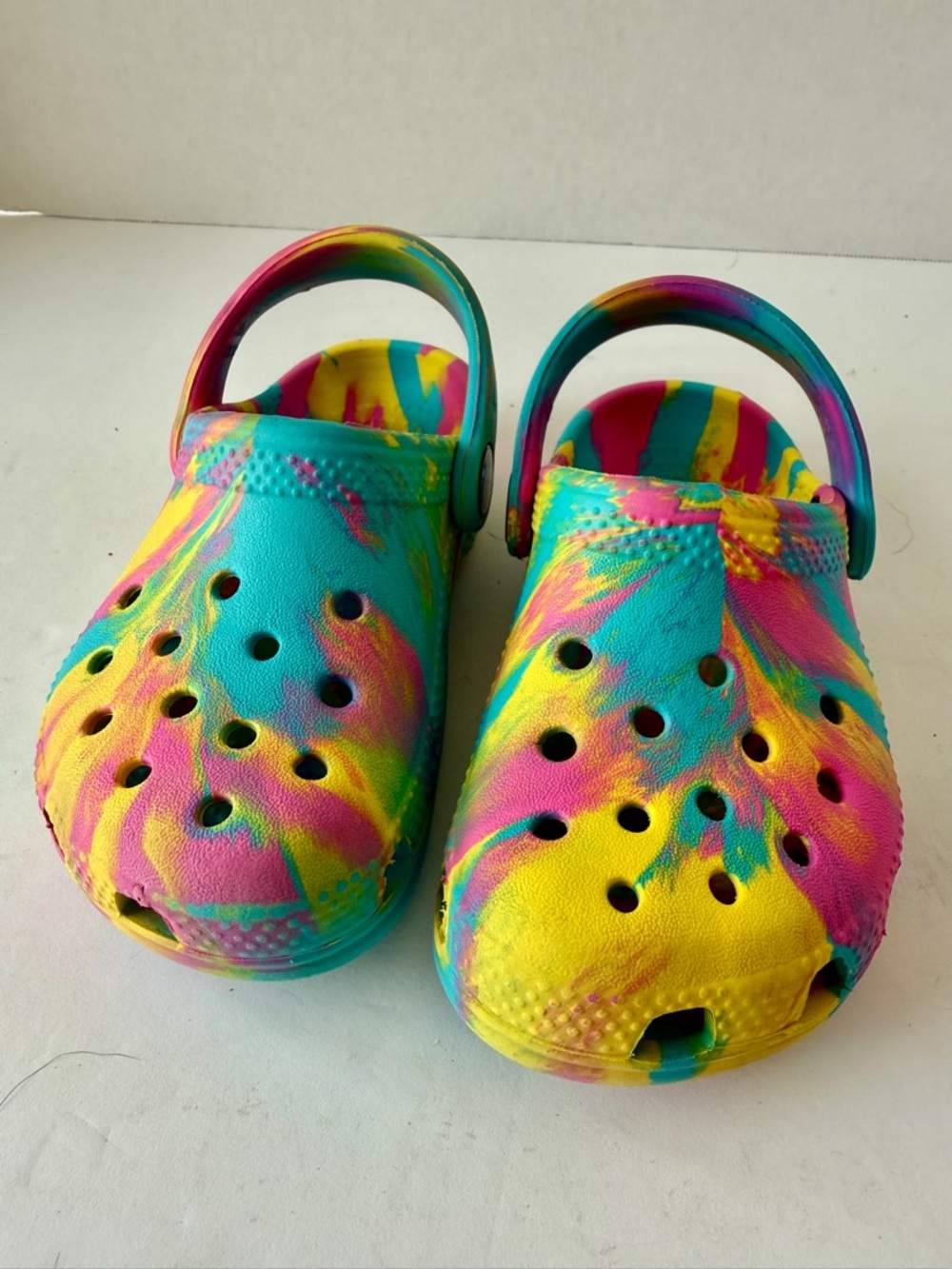 CROCS Kids Tie-Dye Clog in Turquoise, Pink, Yellow. Size C8 - Picture 4 of 10